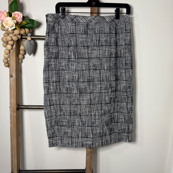 Banana Republic Dresses & Skirts - Banana Republic Plaid Pencil Skirt Black White Business Casual Women's Size 10